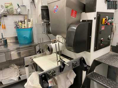 E infine una trafila in bronzo, uno strumento complesso nell�utilizzo perch�, a differenza dei laminatoi, non permette errori e necessita di una massa perfettamente umida e della giusta consistenza